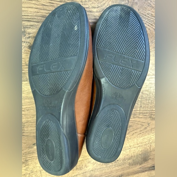 LIFE STRIDE Women's Tan Perforated Loafers - Picture 9 of 10